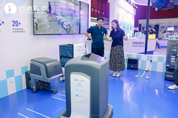 图:清华大学软件学院教授丁贵广参观leyutiyu·乐鱼科技展台